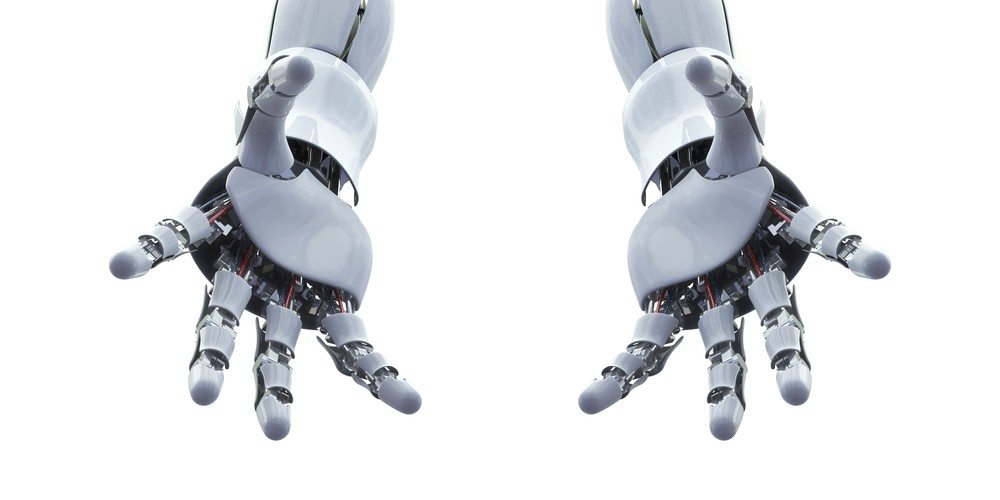 휴머노이드 로봇 양손 클로즈업 사진, 흰색 덮개와 금속 관절이 보이는 로봇 핸드 구조